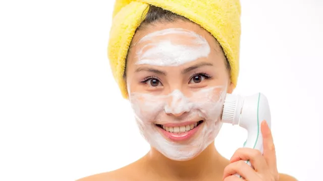 Khusus Kulit Berminyak, Begini Panduan Pakai Skincare yang Tepat - GenPI.co