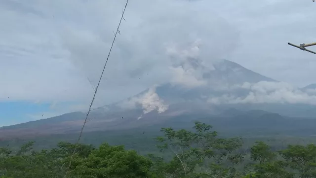 Gunung Semeru Kembali Luncurkan Awan Panas - GenPI.co