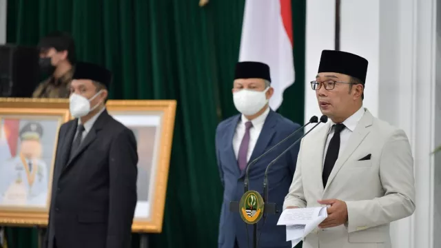 Ridwan Kamil Serahkan Surat Tugas Plt Wali Kota Bekasi - GenPI.co