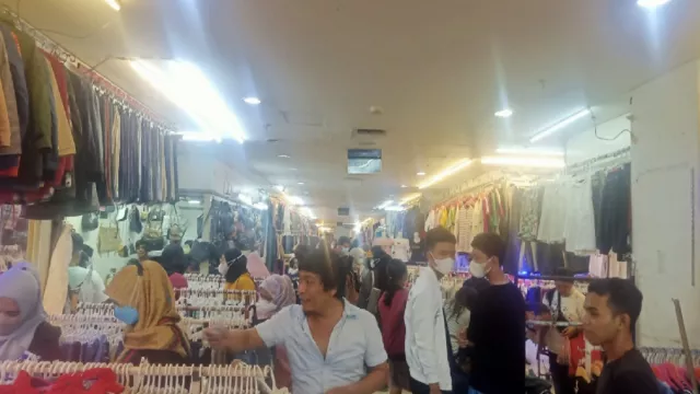 Berburu Pakaian Bekas yang Unik, Nih Tempat Thrifting Ternyaman - GenPI.co