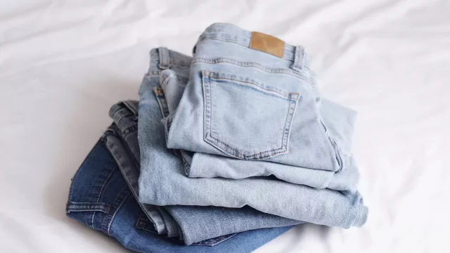 Tips Tepat Mencuci Celana Jeans agar Awet dan Tidak Cepat Pudar - GenPI.co