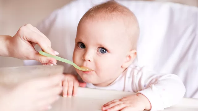 Beri Si Kecil Bubur Beras Merah, Manfaatnya Luar Biasa, Mom - GenPI.co