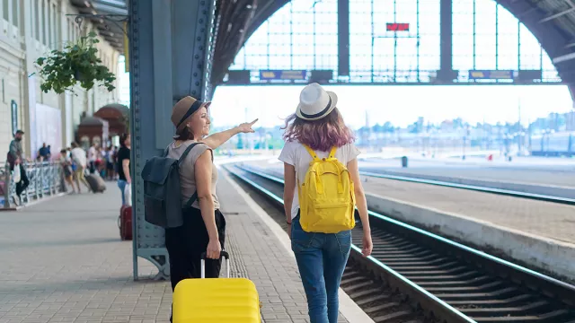 5 Benda Penting Wanita Saat Traveling, Simak Ladies! - GenPI.co