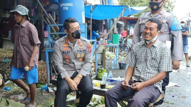 Tingkatkan Pelayanan, Kapolres Karawang Blusukan ke Pasar - GenPI.co