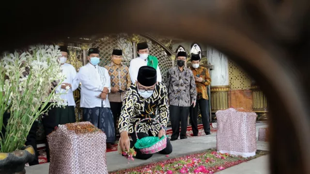 Ke Jatim, Ridwan Kamil Ziarah ke Makam Syekh Syaikhona Kholil - GenPI.co Ke Jatim, Ridwan Kamil Ziarah ke Makam Syekh Syaikhona Kholil - GenPI.co