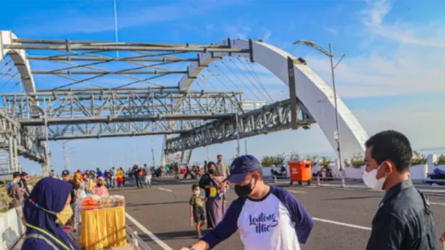 Jembatan Suroboyo Jadi Lapak Baru untuk Pelaku UMKM di Jawa Timur - GenPI.co