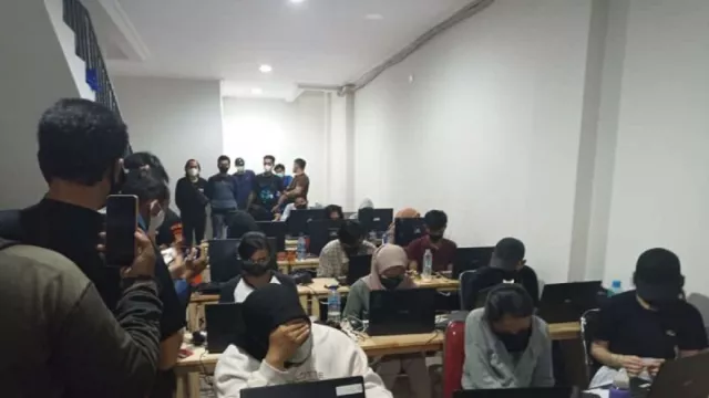 Kantor Pinjol Ilegal Digerebek, Polisi Dibuat Terkejut - GenPI.co