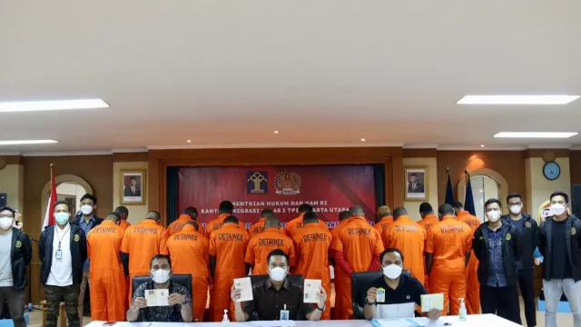 18 WNA Diamankan Imigrasi di Apartemen Gading Nias - GenPI.co 18 WNA Diamankan Imigrasi di Apartemen Gading Nias - GenPI.co