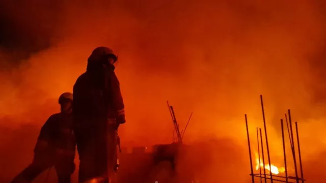 Gedung Kemendes Kebakaran, Damkar Kerahkan 12 Unit Mobil Pemadam - GenPI.co