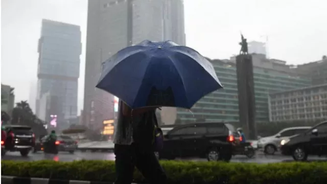 BMKG Bunyikan Alarm Bahaya, Hujan Disertai Petir Terjadi di Jabodetabek Hari Ini - GenPI.co