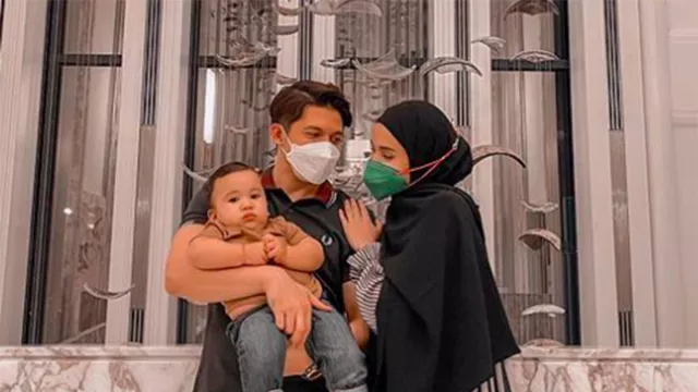 Anak & Suami Positif Covid-19, Zaskia Sungkar Bagikan Curhat Pilu - GenPI.co Anak & Suami Positif Covid-19, Zaskia Sungkar Bagikan Curhat Pilu - GenPI.co