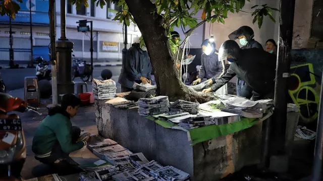 Dulu Bisa Rp 15 Juta Per Hari, Omzet Agen Koran Kini Rp 1,5 Juta - GenPI.co