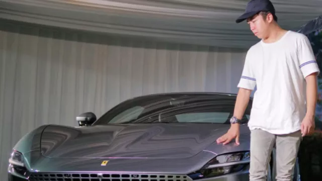 Crazy Rich Surabaya Mejeng Bareng Ferrari Roma, Harganya Wah - GenPI.co