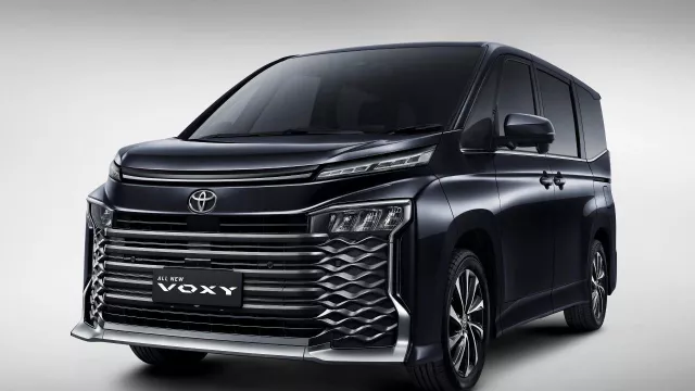 Toyota Voxy 2022 Resmi Diluncurkan, Cek Spesifikasi dan Harganya - GenPI.co