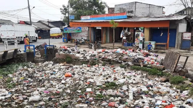 Lapor, Pak Bupati Zaki! Tumpukan Sampah Bikin Penyakit - GenPI.co