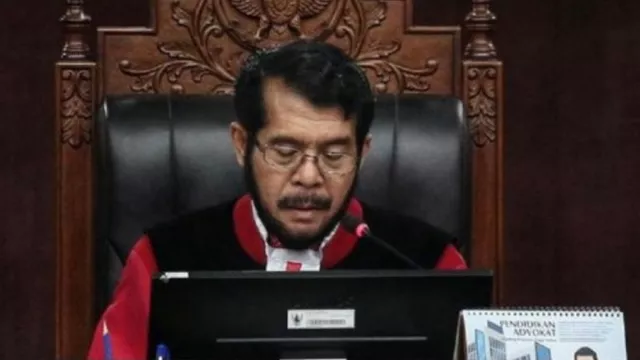 Feri Amsari Minta Ketua MK Mundur Setelah Nikahi Adik Jokowi - GenPI.co