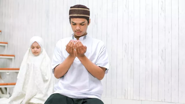 Amalkan Doa ini, Agar Utang Segera Lunas, Kata Ustaz Adi Hidayat - GenPI.co