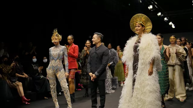 Hian Tjen x Make Over Goncang Panggung Arab Fashion Week - GenPI.co
