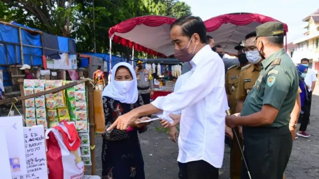 Jokowi Ingatkan Warga, Uang Bansos Tidak Digunakan untuk Beli HP - GenPI.co