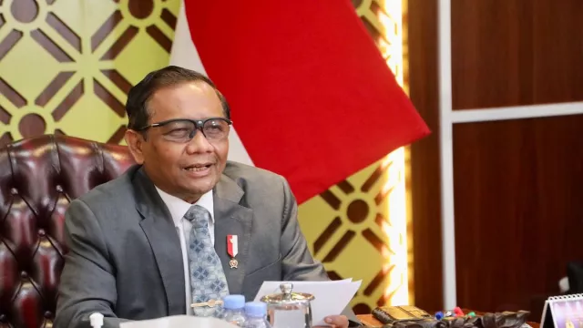Jokowi Diminta Tegur Menteri yang Tak Punya Etika, Mahfud Disebut - GenPI.co