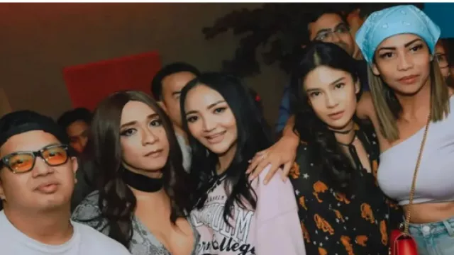 Aming Pamer Belahan Dada, Bentuknya Bikin Wanita Minder - GenPI.co Aming Pamer Belahan Dada, Bentuknya Bikin Wanita Minder - GenPI.co