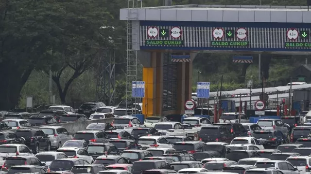 H-4 Lebaran, Volume Kendaraan Tol Cikampek Sentuh 141 Persen - GenPI.co