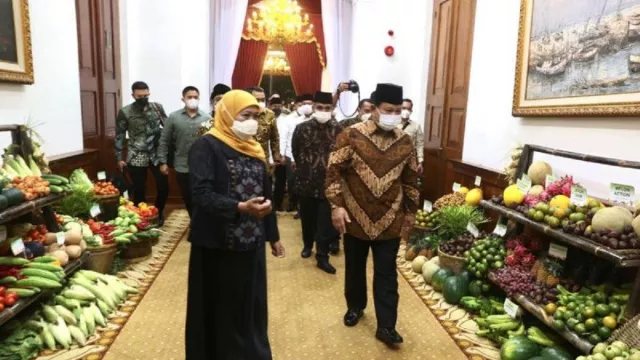Silaturahmi Buah Nanas Ala Khofifah dan Prabowo - GenPI.co