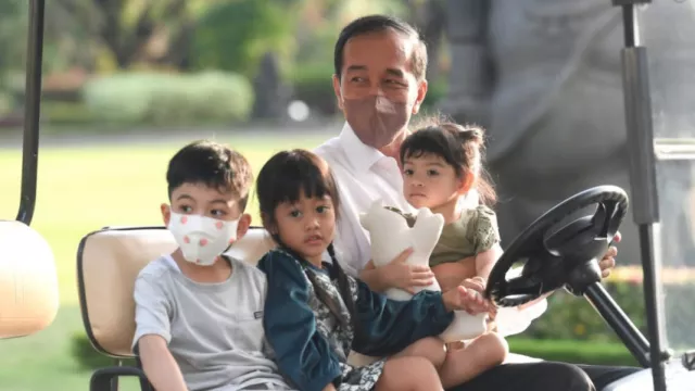Jokowi Naik Delman Keliling Jogja, Lihat Siapa yang Digendong! - GenPI.co