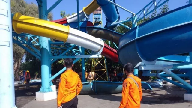 Seluncuran Waterpark Kenpark Ambrol, Pengelola: Kelebihan Muatan - GenPI.co