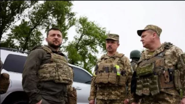 Kunjungi Garis Depan Pertempuran, Presiden Ukraina Pecat Bawahan - GenPI.co