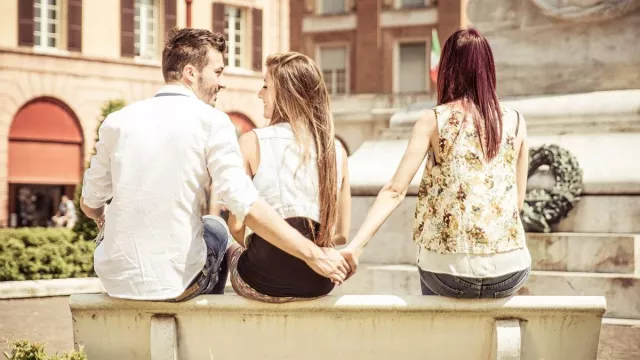 3 Cara Memperbaiki Hubungan Setelah Ketahuan Selingkuh - GenPI.co