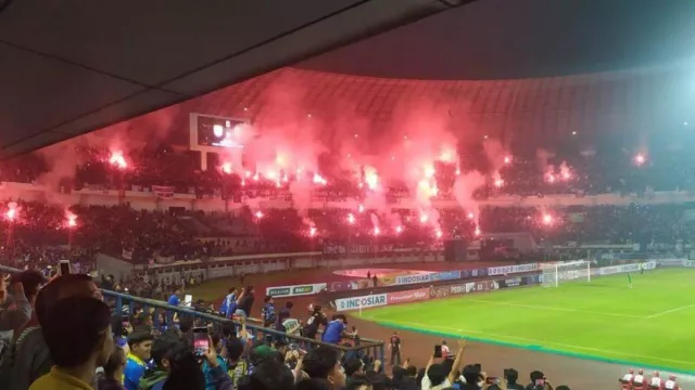 Buntut Kerusuhan di Stadion Kanjuruhan, Laga Persib vs Persija Ditunda? - GenPI.co