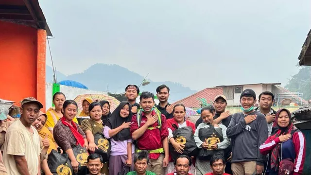 Polri dan PB INSPIRA Beri Bantuan untuk Korban Banjir di Bogor - GenPI.co