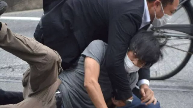 Penembak Eks Perdana Menteri Jepang Awalnya Ingin Bunuh Sosok ini - GenPI.co