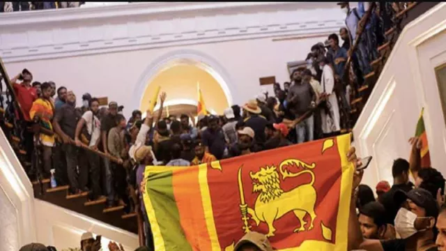 Presiden Sri Lanka Kabur Pakai Kapal, Istananya Diacak-acak - GenPI.co