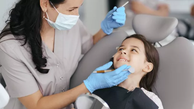 Jangan Ajak Anak ke Dokter Gigi Pertama Kali Saat Sakit - GenPI.co