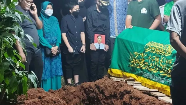 Tangis Pilu Mengiringi Pemakaman Jenazah Pilot Citilink Capt Boy - GenPI.co