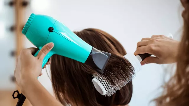 Hati-hati, Terlalu Sering Pakai Hair Dryer Bikin Rambut Rusak - GenPI.co