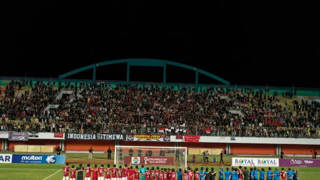 Akmal Marhali: Sepak Bola Indonesia Sangat Keruh dan Kotor - GenPI.co