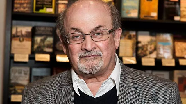 Salman Rushdie Ditikam, Surat Kabar Iran Malah Puji Penyerang - GenPI.co