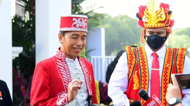 Elegan! Jokowi Kenakan Baju Adat Buton saat Upacara, Ini Maknanya - GenPI.co