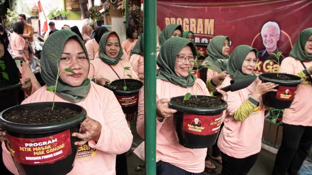 Ratusan Warga Cengkareng Dukung Program Petik Masak Relawan Mak Ganjar - GenPI.co