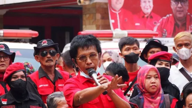Jokowi Diserang, Adian Napitupulu Pasang Badan