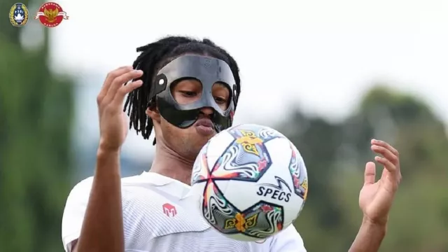 Ronaldo Kwateh Masih Gunakan Topeng Saat Latihan, Bagaimana Kondisinya? - GenPI.co