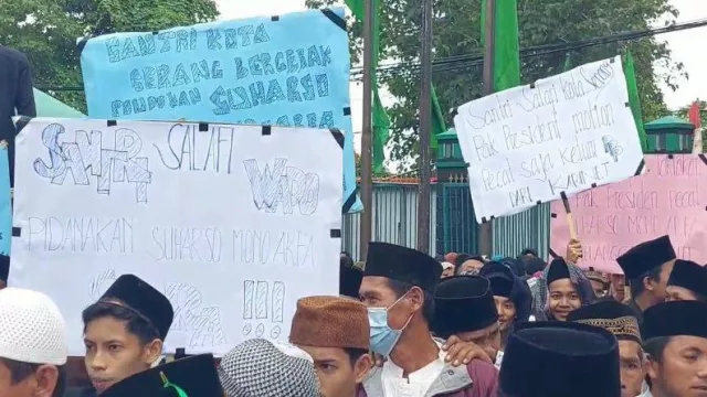 Ratusan Santri Geruduk DPW PPP Banten, Paksa Suharso Monoarfa Mundur - GenPI.co