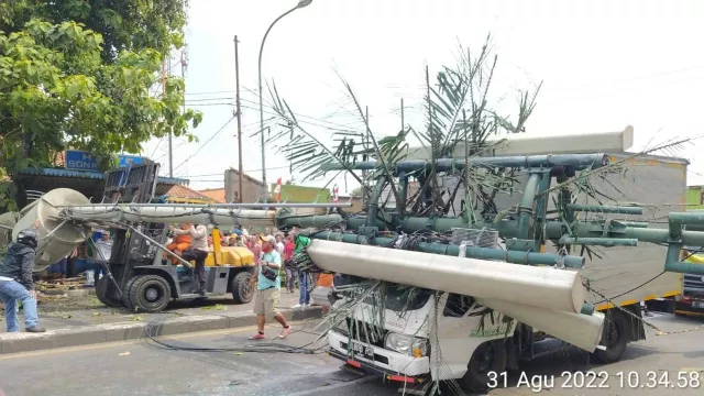 Ini 3 Fakta Kecelakaan Maut Truk di Bekasi, Sopir Truk Masih Menangis - GenPI.co