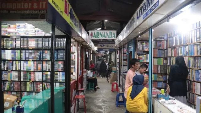 Berburu Buku-buku Lawas di Palasari Bandung - GenPI.co