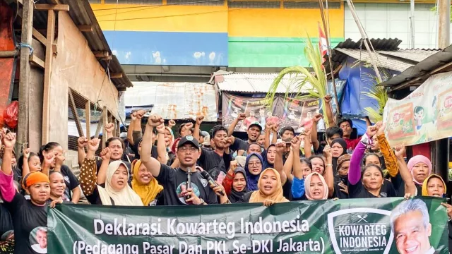 Komunitas Warteg dan Pedagang Pasar Kramat Jati Dukung Ganjar Presiden 2024 - GenPI.co