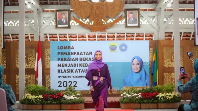 Ibu-ibu Kota Bandung Sulap Pakaian Bekas Jadi Kebaya Modern - GenPI.co