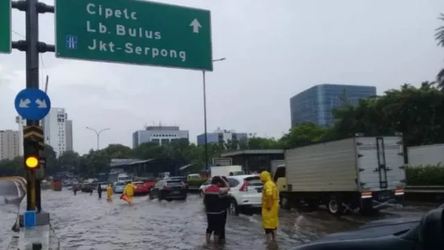Banjir Bandang Genangi Jaksel, Personel Gabungan BPBD Turun Tangan - GenPI.co